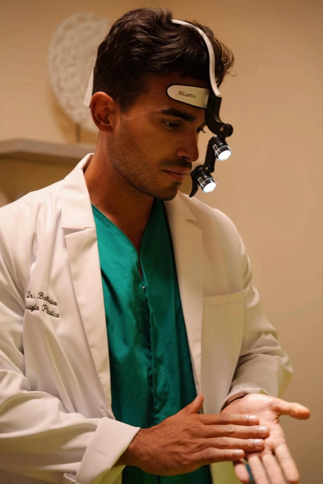 Dr. José Ballester en entorno clínico