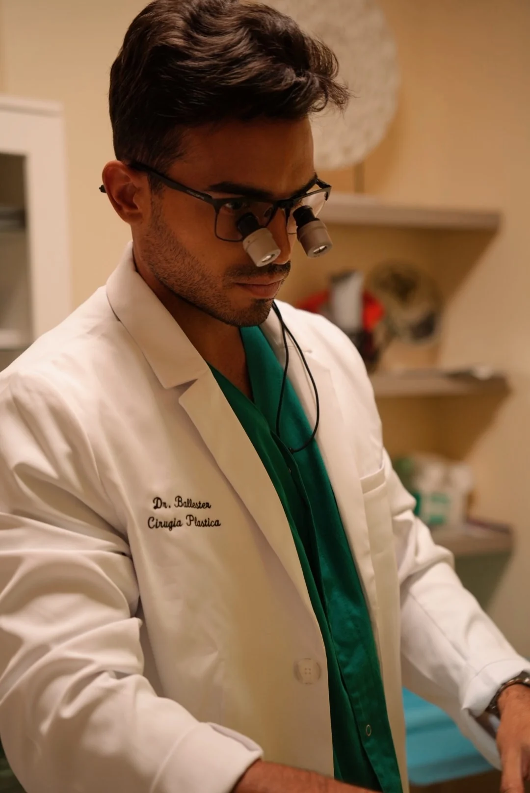 Dr. José Ballester utilizando lupas quirúrgicas